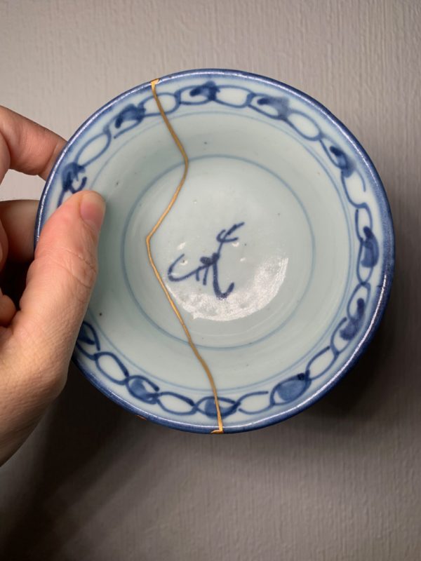 Réparation avec du kintsugi, finition or