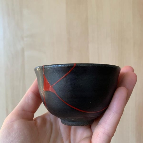 Réparation avec du kintsugi, finition laque rouge