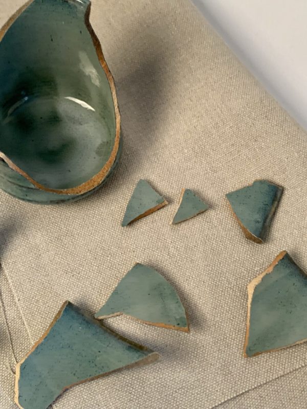 Tasse cassée avant la réparation en kintsugi