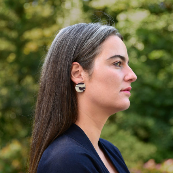 Boucles d'oreilles Disque Kemuri à clou, taille L (modèle: Giulia Ferretti)