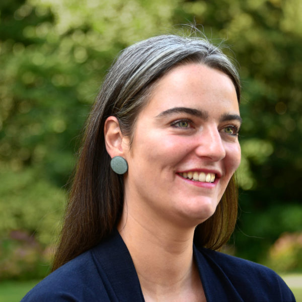 Boucles d'oreilles Disque Lichen à clou, taille L (modèle: Giulia Ferretti)