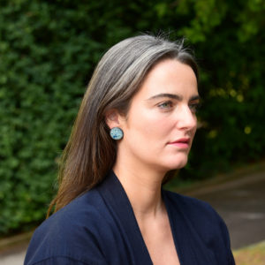 Boucles d'oreilles Disque Univers à clou, taille L (modèle: Giulia Ferretti)