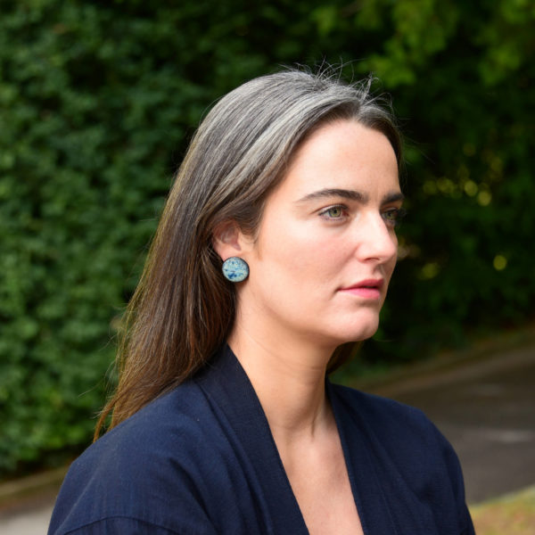 Boucles d'oreilles Disque Univers à clou, taille L (modèle: Giulia Ferretti)