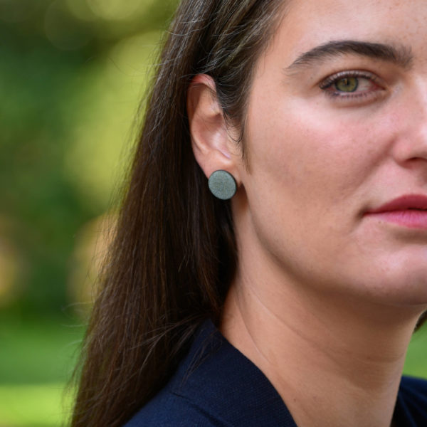 Boucles d'oreilles Disque Lichen à clou, taille M (modèle: Giulia Ferretti)