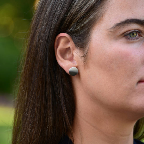 Boucles d'oreilles Disque Kemuri à clou, taille S (modèle: Giulia Ferretti)