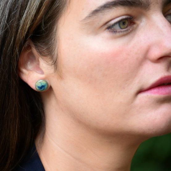 Boucles d'oreilles Disque Océan à clou, taille XS (modèle: Giulia Ferretti)