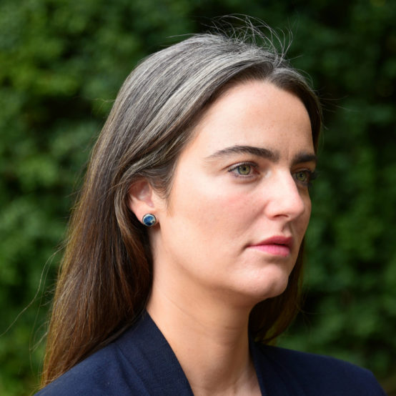 Boucles d'oreilles Disque Univers à clou, taille S (modèle: Giulia Ferretti)