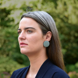 Boucles d'oreilles Disque Lichen à clou, taille XL (modèle: Giulia Ferretti)