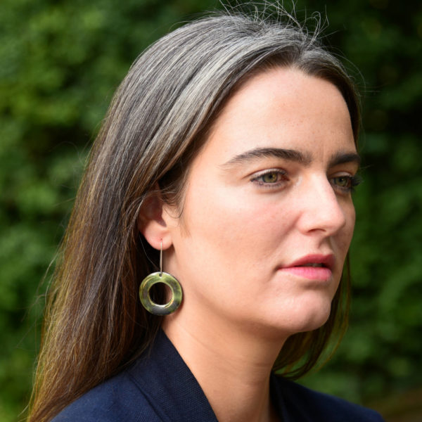 Boucles d'oreilles Donut Cetonia à suspente, taille L (modèle: Giulia Ferretti)