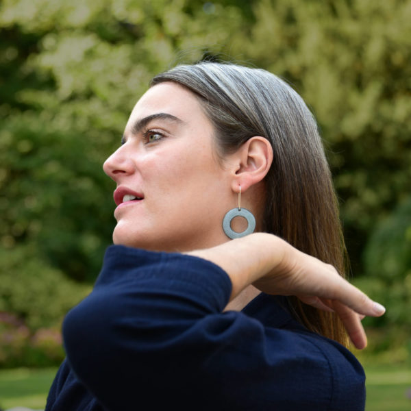 Boucles d'oreilles Donut Lichen à suspente, taille L (modèle: Giulia Ferretti)