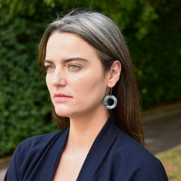 Boucles d'oreilles Donut Univers à suspente, taille L (modèle: Giulia Ferretti)