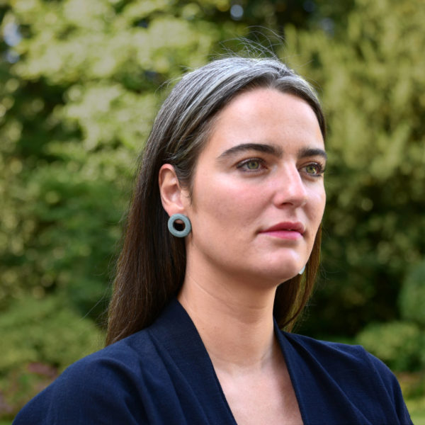 Boucles d'oreilles Donut Lichen à clou, taille S (modèle: Giulia Ferretti)