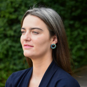 Boucles d'oreilles Donut Océan à clou, taille M (modèle: Giulia Ferretti)