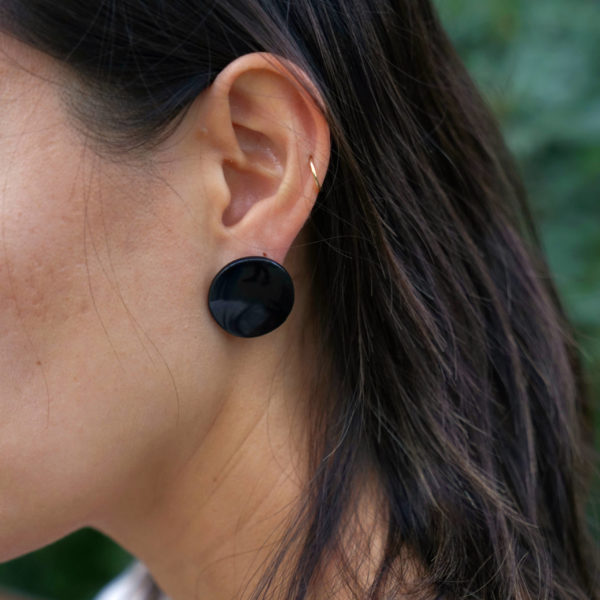 Boucles d'oreilles Disque Sumi à clou, taille M (modèle: Jennifer, photo: Marina Agelet)