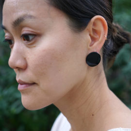 Boucles d'oreilles Disque Sumi à clou, taille M (modèle: Jennifer, photo: Marina Agelet)