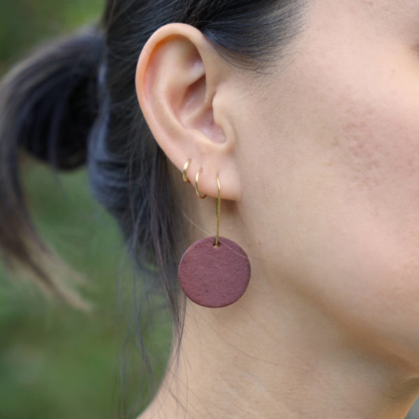 Boucles d'oreilles Disque Bengara à suspente, taille M (modèle: Jennifer, photo: Marina Agelet)