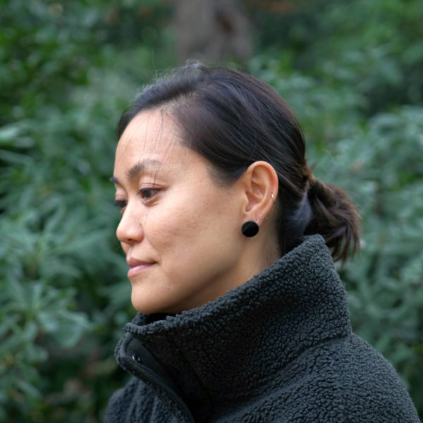 Boucles d'oreilles Disque Sumi à clou, taille S (modèle: Jennifer, photo: Marina Agelet)