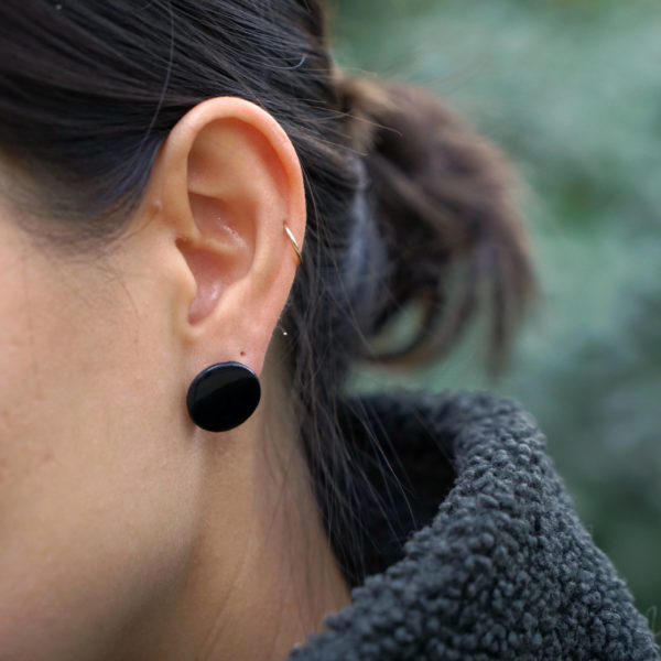 Boucles d'oreilles Disque Sumi à clou, taille S (modèle: Jennifer, photo: Marina Agelet)