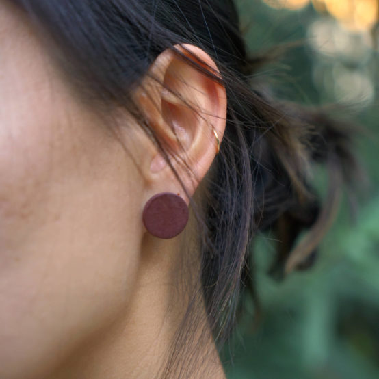 Boucles d'oreilles Disque Bengara à clou, taille S (modèle: Jennifer, photo: Marina Agelet)