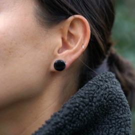 Boucles d'oreilles Disque Sumi à clou, taille XS (modèle: Jennifer, photo: Marina Agelet)