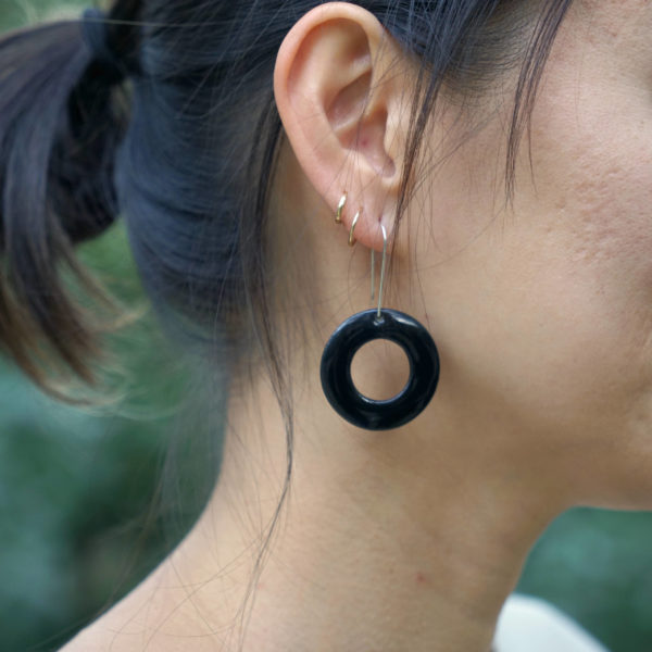 Boucles d'oreilles Donut Sumi à suspente, taille L (modèle: Jennifer, photo: Marina Agelet)