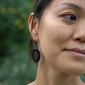 Boucles d'oreilles Donut Sumi à clou, taille L (modèle: Jennifer, photo: Marina Agelet)
