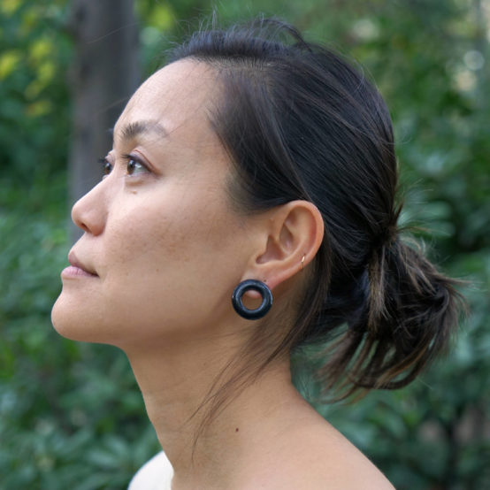 Boucles d'oreilles Donut Sumi à clou, taille M (modèle: Jennifer, photo: Marina Agelet)