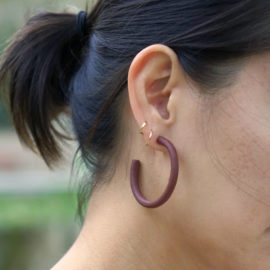 Boucles d'oreilles créoles Bengara à clou (modèle: Jennifer, photo: Marina Agelet)