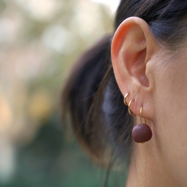 Boucles d'oreilles perle Bengara à suspente (modèle: Jennifer, photo: Marina Agelet)